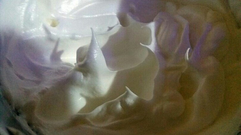 三色杯子蛋糕,一直打到硬性发泡,提起打蛋器,容器里的蛋白霜呈小尖沟状态