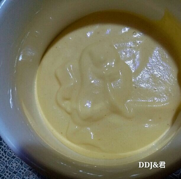三色杯子蛋糕,用个干净的容器,分三分之一的蛋糕糊出来