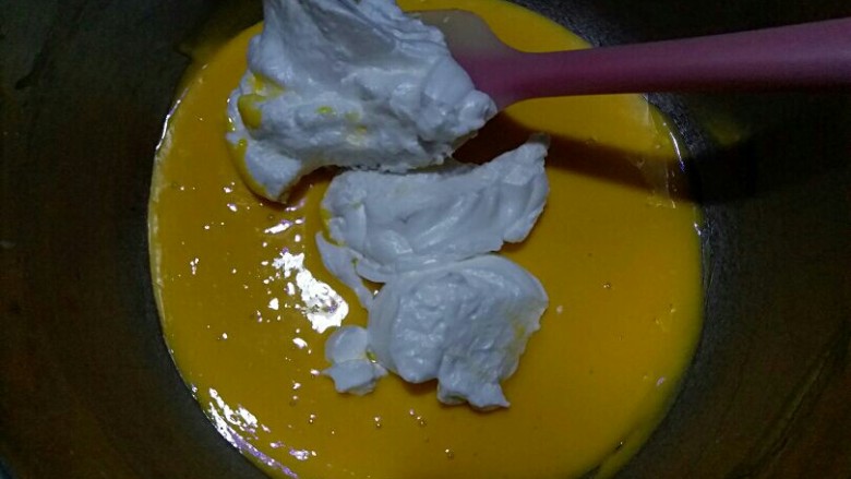 三色杯子蛋糕,蛋白霜分三次加入蛋黄糊内,翻拌切拌均匀。。蛋糕糊就做好了