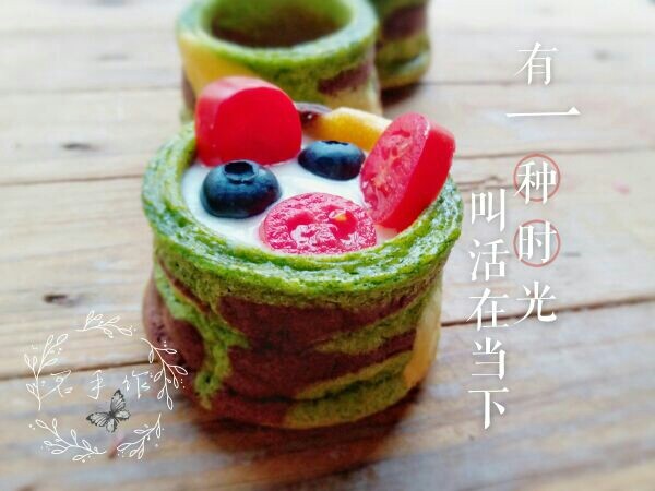 三色杯子蛋糕,装上酸奶,放上水果