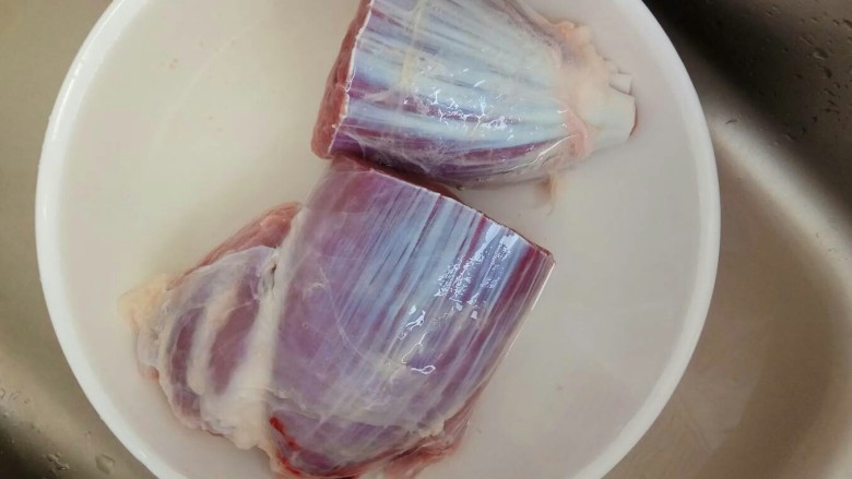 五香卤牛肉,用冷水泡1小时,去除血水