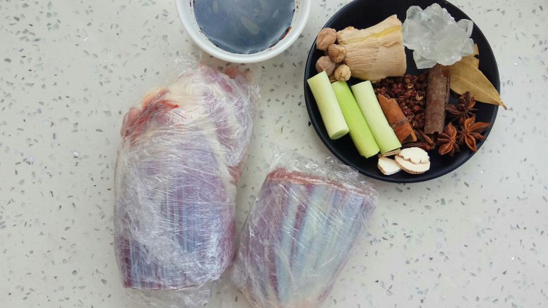 五香卤牛肉,放入冰箱冷藏1小时,这样煮好的肉再切不会散掉,这是卖牛肉的告诉我的