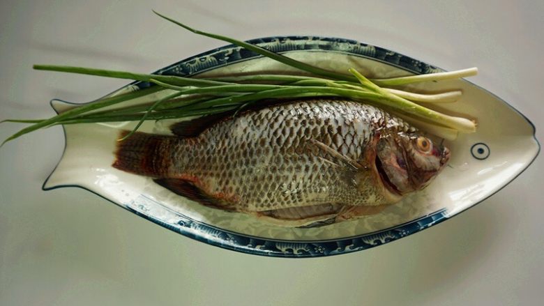 椒香罗非鱼,提前将原材料准备好,最好选择刺比较少的鱼,如:桂鱼,多宝鱼等