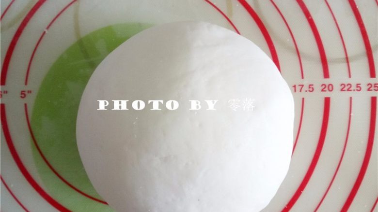 水晶玲珑心,调入150g水晶虾饺粉,揉成均匀光滑的面团;盖上保鲜膜,静置20分钟;