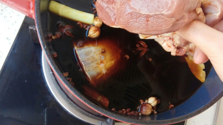 五香卤牛肉,放入冷冻1小时的牛肉,盐也要这个时候放哦,不然卤不进去味道