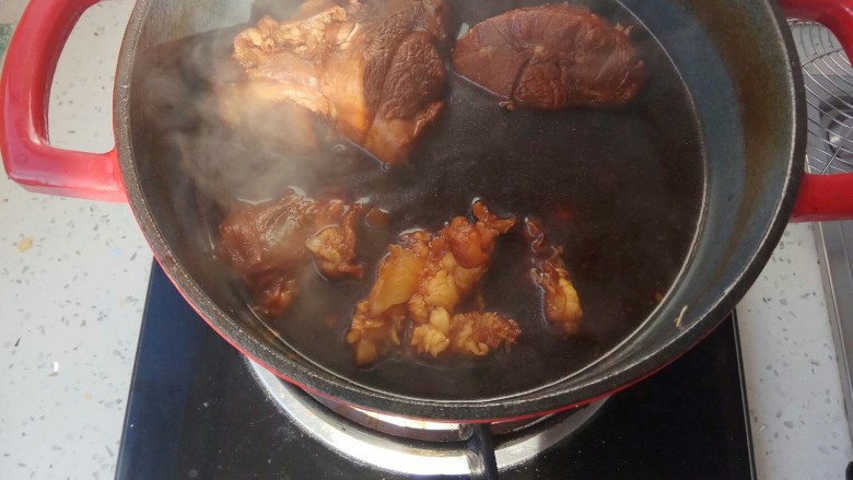 五香卤牛肉,直到筷子可以插过就好,喜欢烂呼一点的也可以卤时间长一点