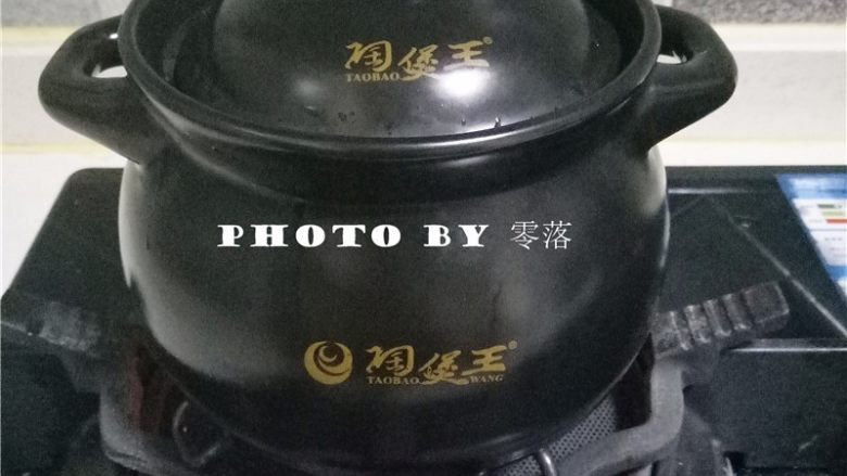 水晶玲珑心,砂锅倒入适量清水,烧开;