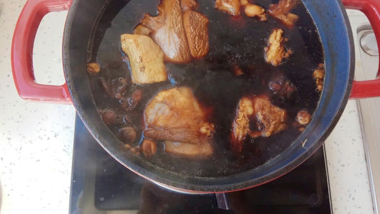 五香卤牛肉,盖上孩子慢慢卤1小时