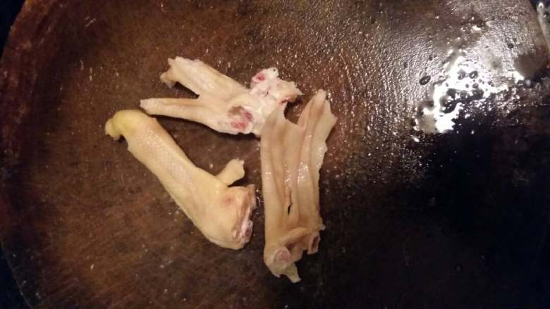 酸姜鸭脚,切成三瓣后放入高压锅,放入料酒,老抽,盐,压18分钟,按蹄筋档。汁水留住,最后一步要用。