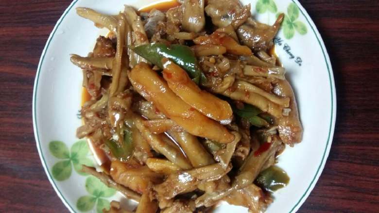 酸姜鸭脚,最后放入压好的鸭脚,大火翻炒,放少许蚝油,倒入高压锅里压的汁水,大火闷3分钟。最后放少许鸡精。出锅啦