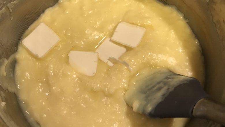 北海道戚风蛋糕杯🍰,用中小火煮至浓稠后,关火。趁热快速加入<a style='color:red;display:inline-block;' href='/shicai/ 887'>黄油</a>,搅拌至其融化并混合均匀