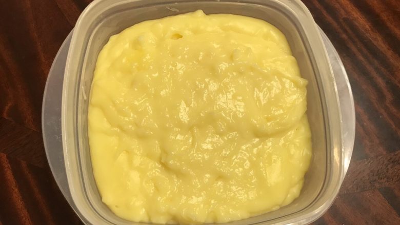 北海道戚风蛋糕杯🍰,倒入模具中,待凉后,放入冰箱冷藏一个小时或以上