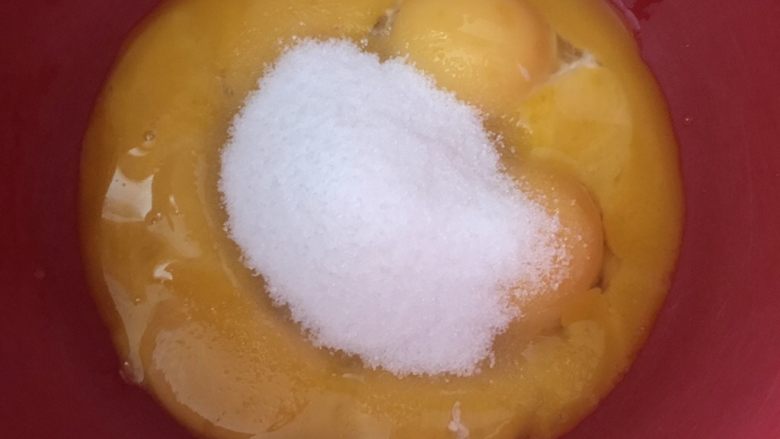 北海道戚风蛋糕杯🍰,【蛋糕体的做法】
蛋白和蛋黄分离出来,蛋黄+45克糖,搅拌均匀