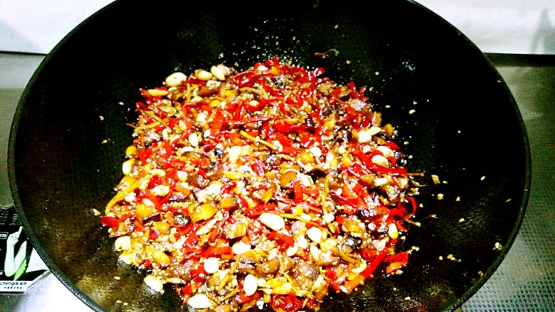 香菇辣酱,放入<a style='color:red;display:inline-block;' href='/shicai/ 3729'>白糖</a>翻炒均匀即可(锅中晾凉,装入消毒控干的玻璃瓶中密封冷藏保存,随吃随取)