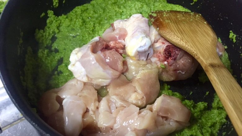 泰式青咖喱鸡·东南亚风味,将青咖喱炒散后,下鸡肉。