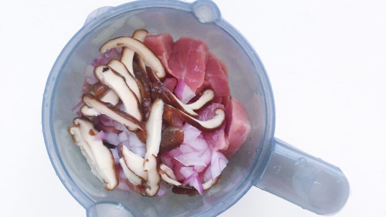 秋葵酿肉,
将切好的食材放入辅食机打成宝宝能接受的肉泥