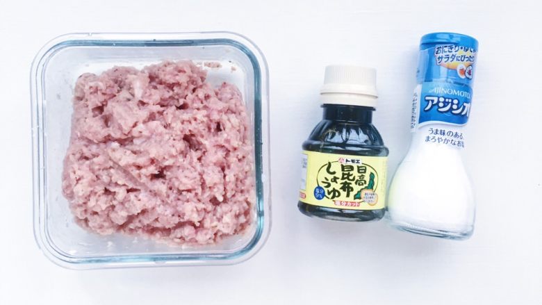 秋葵酿肉,搅拌好的肉馅腌十几分钟(右边的分别是我常用的宝宝酱油和宝宝食用盐)