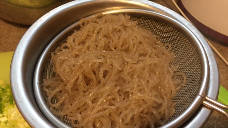 魔芋版担担面,捞出魔芋面,冷水冲洗干净,挤干水分。