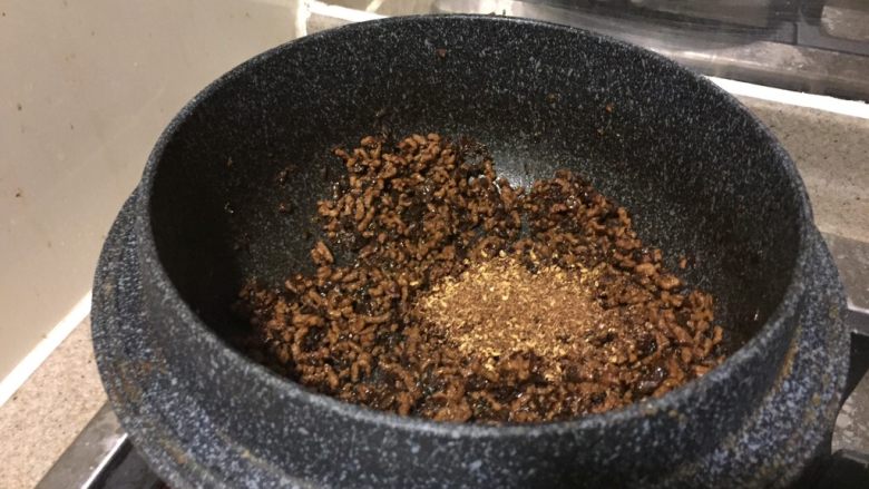 魔芋版担担面,放入芽菜,翻炒均匀,大火翻炒至肉末干身,没有对于汁水。最后放入花椒粉,炒匀。