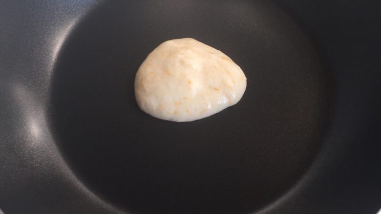南瓜松饼,开小火,高处滴入面糊,两面煎熟