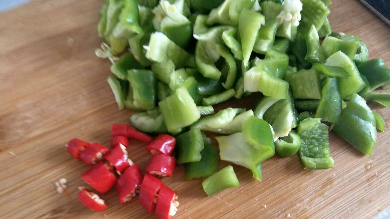 香辣驴肉,<a style='color:red;display:inline-block;' href='/shicai/ 61'>青椒</a>切丁,小米辣切小段儿