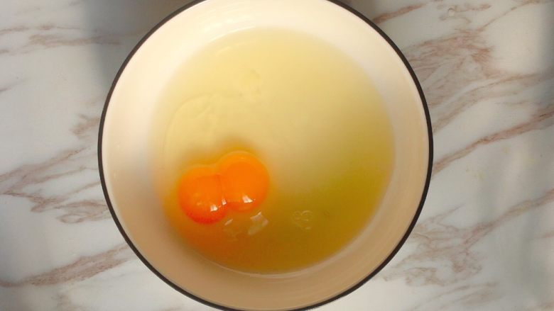 酸奶燕麦糕,碗中打入两个蛋，去掉了一个蛋黄