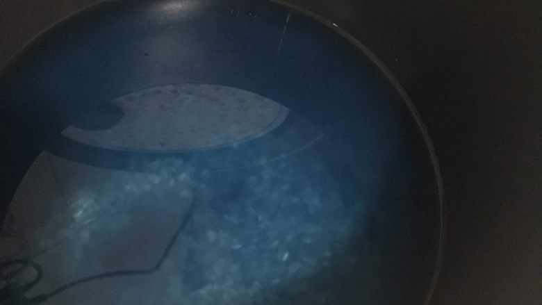 超级马里奥,用蝶豆花泡水，放凉后煮半杯米