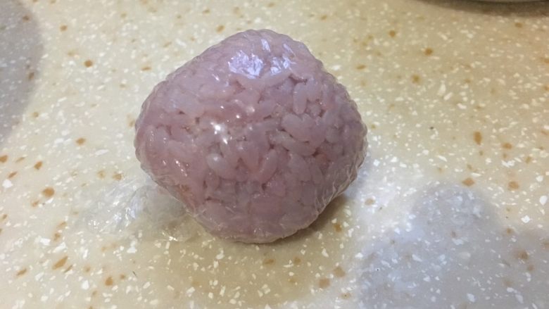 超级马里奥,把剩下的米饭都做成白饭。这是用老婆剩下的洛神染的色，用酱油应该也可以，做坏蘑菇