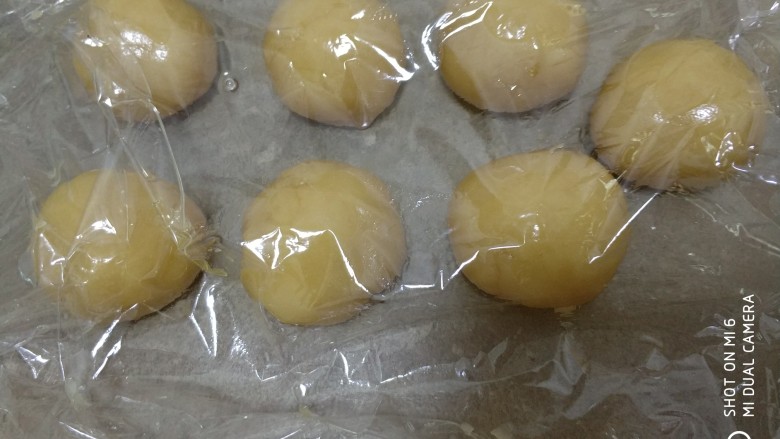 豆沙月饼,松弛好的月饼皮分成23g一个，可以分成7个