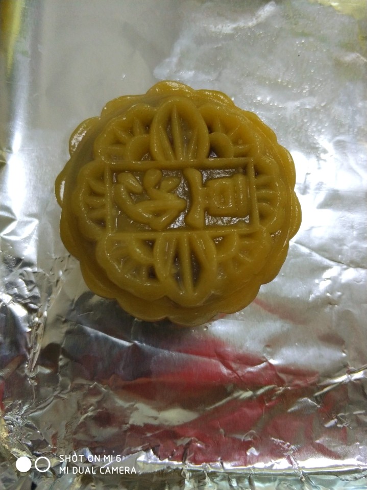 豆沙月饼,75g模具一个,这个配方模具不需要涂油也不需要抹粉,直接按下去,轻松脱模