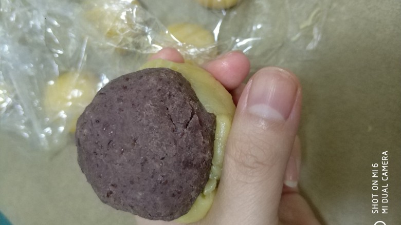 豆沙月饼,包入一个红豆沙