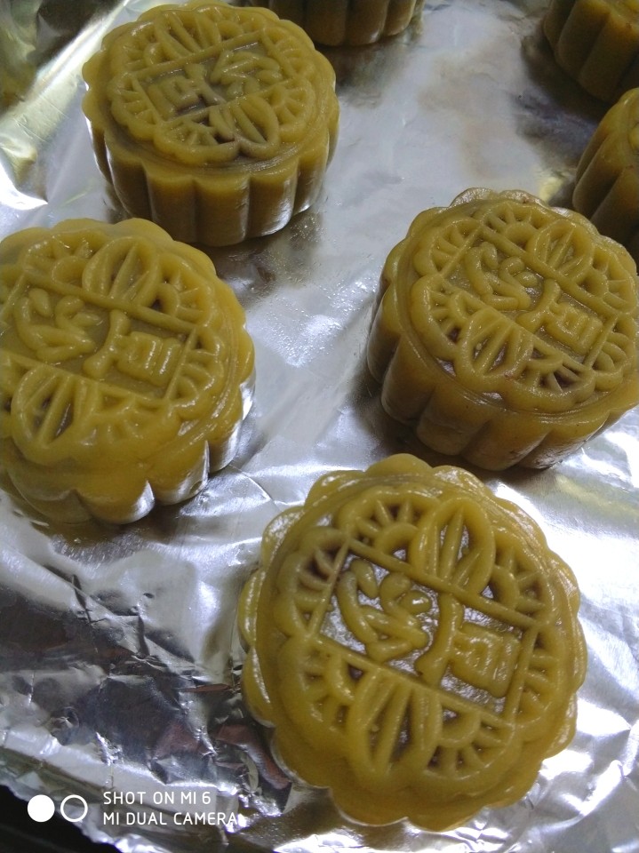 豆沙月饼,烤箱180度预热,其他的也都做好,先放进烤箱180度烤6分钟左右定型,再拿出来刷蛋黄水,继续烤10分钟左右