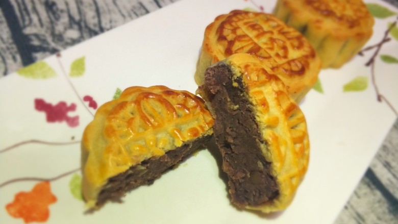 豆沙月饼,刚烤好的月饼一般比较硬,放一两天回油后会更软更好吃