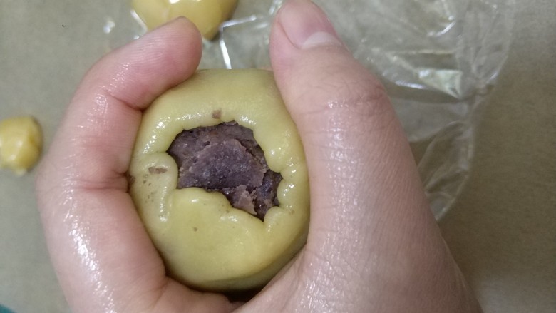 豆沙月饼,用虎口慢慢往上推