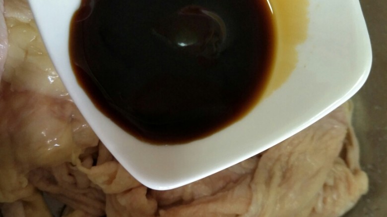 蒜香鸡皮,加入<a style='color:red;display:inline-block;' href='/shicai/ 788'>生抽</a>、耗油~
