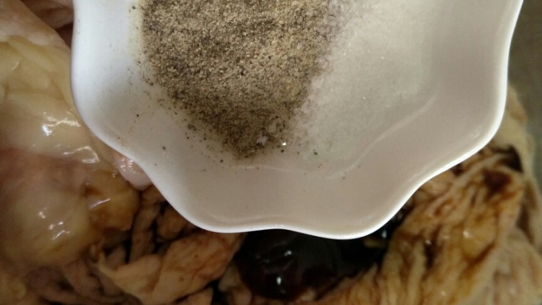蒜香鸡皮,加入胡椒粉、食盐~