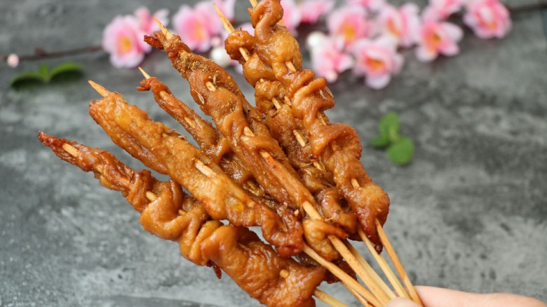 蒜香鸡皮,美味滴蒜香鸡皮就出锅啦,快来一起吃吧~