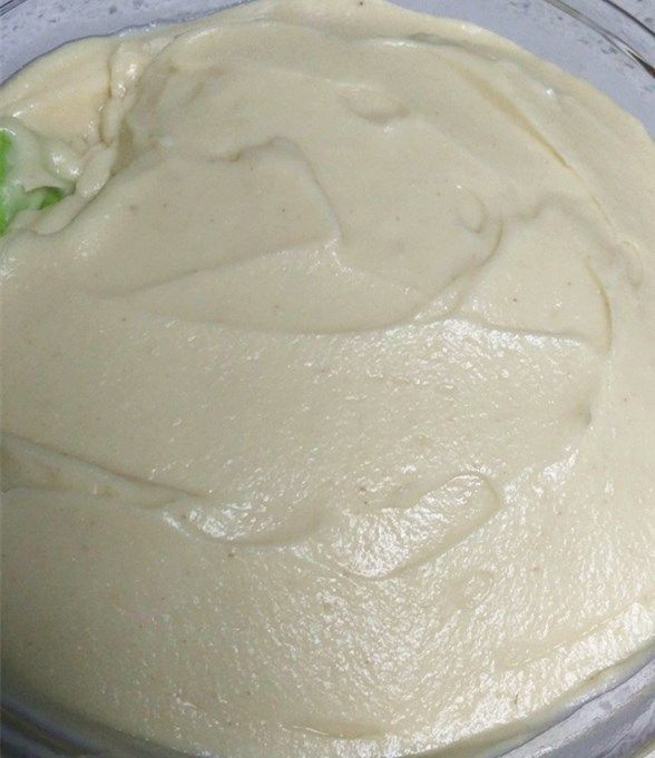 莲蓉蛋黄月饼,放入料理机中打碎后放入不粘锅加糖以及油(油分3次加入)用小火翻炒至能抱团的稍干状态~我炒了近一个小时