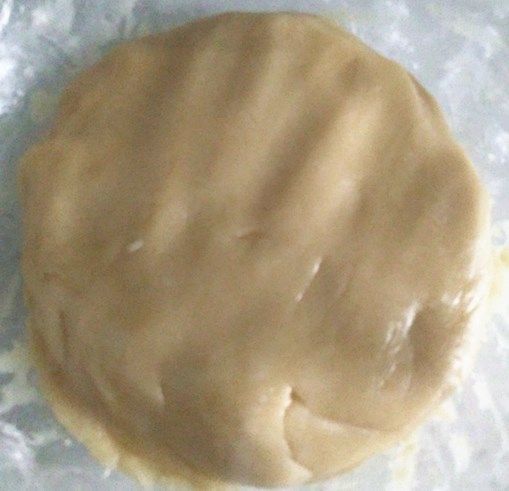莲蓉蛋黄月饼,加入粉类混合物,搅拌均匀揉成面团。加盖保鲜膜静置2小时
