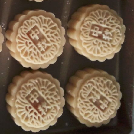 莲蓉蛋黄月饼,放入预热200度的烤箱,烤5分钟左右取出,表面刷一层薄薄的蛋液,蛋液不要太厚,最好用毛刷,比较轻柔不起泡。刷好后放入烤箱190度13-15分