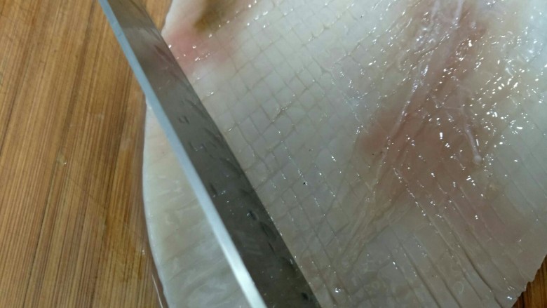 宫爆三鲜,鱿鱼片好后,从另一角开始直上直下切鱿鱼,这次不是片了哦~
同样距离要匀称~