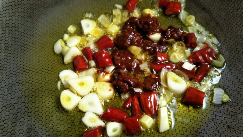 宫爆三鲜,再放入<a style='color:red;display:inline-block;' href='/shicai/ 46964'>郫县豆瓣酱</a>炒香~