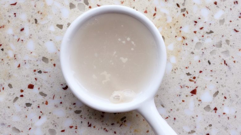 椰蓉面包,酵母用20g温水溶化;