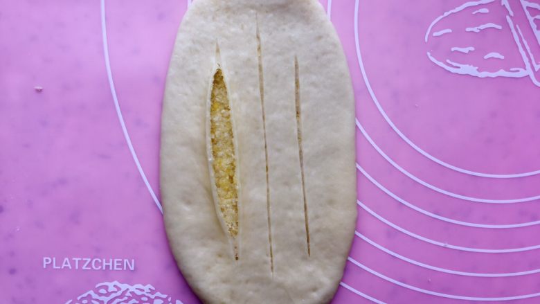 椰蓉面包,用刀划几道口子;