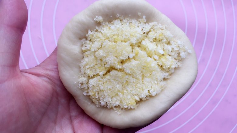 椰蓉面包,包入适量椰蓉陷;