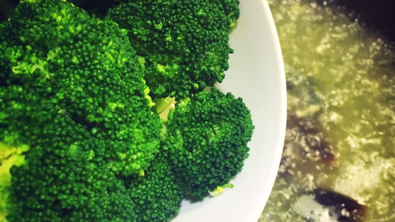 上汤西兰花,水开后,放入8分熟的西兰花