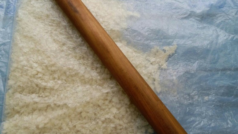 苏格兰蛋(可烤可炸),烤好的馒头片装保鲜袋,用擀面杖擀碎