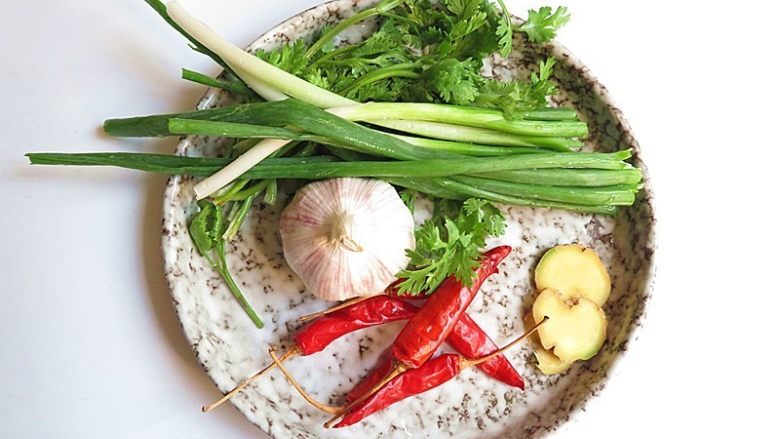 家乡特色美食——杂鱼炖小豆饼,准备好其他辅料食材,喜欢辣的,可以多放点儿辣椒、<a style='color:red;display:inline-block;' href='/shicai/ 700'>花椒</a>