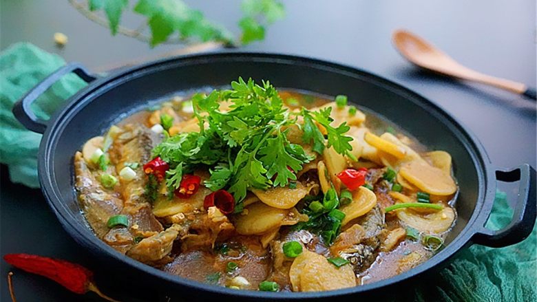 家乡特色美食——杂鱼炖小豆饼,装盘,和家人围坐一桌,配上小酒,美食尽享吧