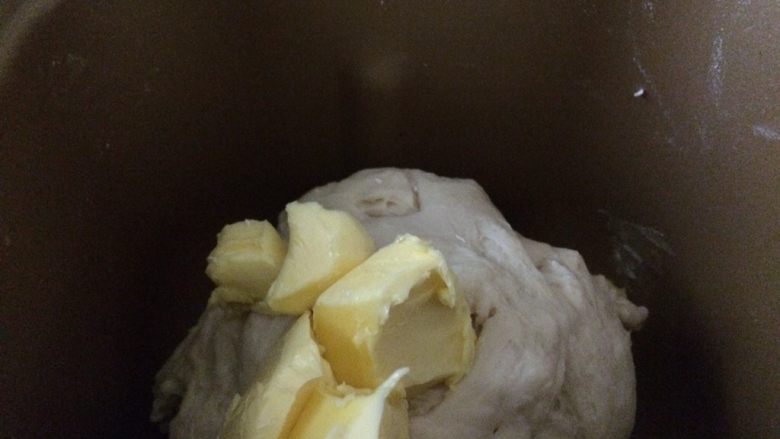 蜂蜜小面包,一个揉面程序结束后,加入室温软化的黄油继续柔美13分钟
